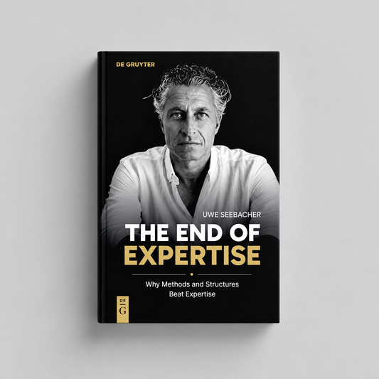 The End of Expertise: Why Methods and Structures Beat Expertise – Buch auf hellgrauem Hintergrund