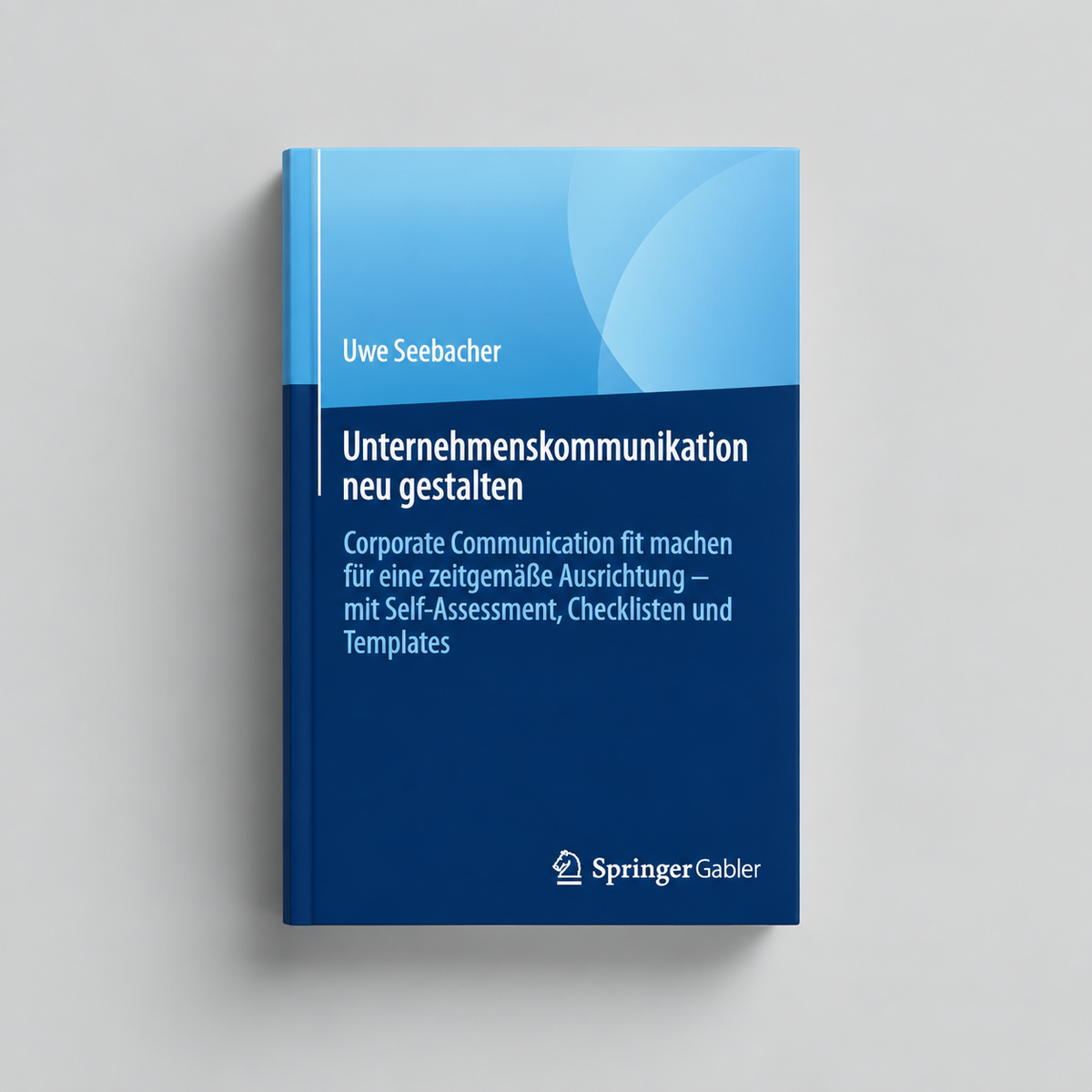 Unternehmenskommunikation neu gestalten – Buch auf hellgrauem Hintergrund